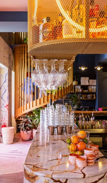 comptoir et escalier restaurant Monzu Amore Mio Bordeaux chartrons