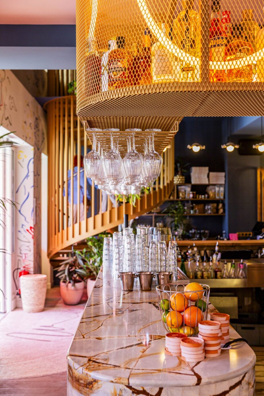 comptoir et escalier restaurant Monzu Amore Mio Bordeaux chartrons